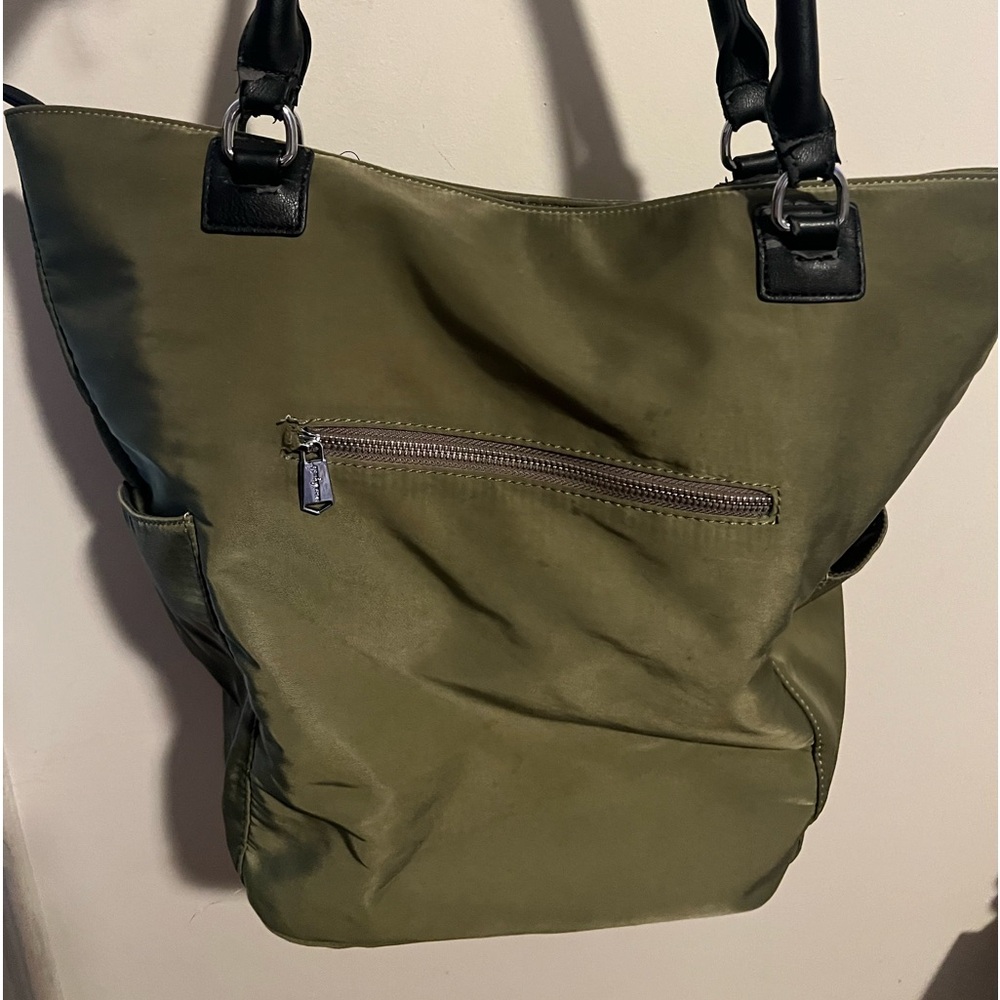 Medium size tote. Hunter green, good condition no rips , s dark patch or 2
